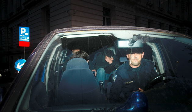 Zagreb, 101012.    Policija dovozi uhicene u akciji Index na ispitivanje u sjedite USKOK-a u Gajevoj ulici. Uhiceni su jedan profesor, te cetiri redovna studenta i jedan vanredni student na Medicinskom fakultetu.Foto: Goran Mehkek / Cropix