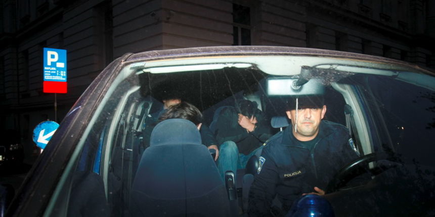 Zagreb, 101012. Policija dovozi uhicene u akciji Index na ispitivanje u sjedite USKOK-a u Gajevoj ulici. Uhiceni su jedan profesor, te cetiri redovna studenta i jedan vanredni student na Medicinskom fakultetu.Foto: Goran Mehkek / Cropix Zagreb, 101012. Policija dovozi uhicene u akciji Index na ispitivanje u sjedite USKOK-a u Gajevoj ulici. Uhiceni su jedan profesor, te cetiri redovna studenta i jedan vanredni student na Medicinskom fakultetu.Foto: Goran Mehkek / Cropix