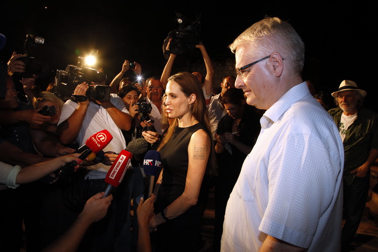 Brijuni, 190811.
Slavna glumica Angelina Jolie stigla je danas na Brijune, susrela se sa predsjednikom RH Ivom Josipovicem. 
Predveceer je Angelina u drustvu Lenke Udovicki i predsjednika Josipovica pogledala predstavu Kralj Lear u kojoj je glavnu ulogu i