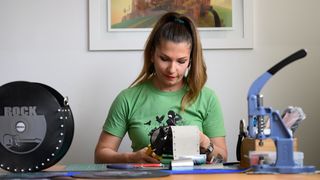 Miljana Jovičić proizvodi torbice od starih gramofonskih ploča