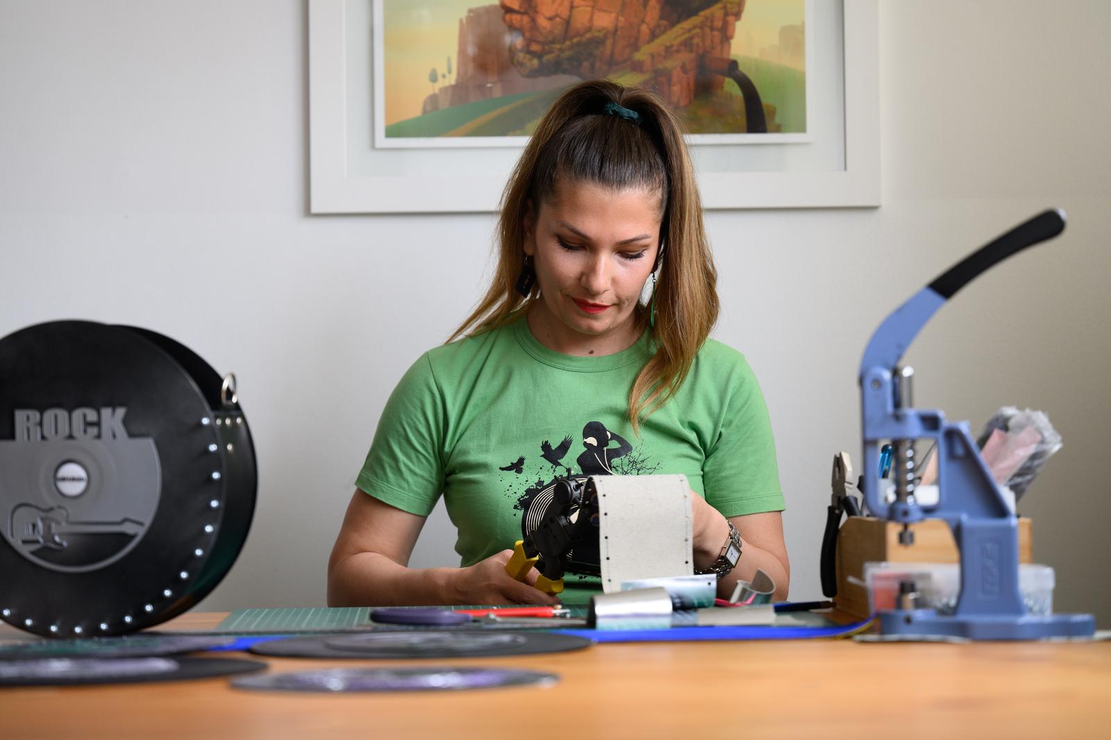 Miljana Jovičić proizvodi torbice od starih gramofonskih ploča