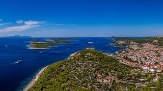 Spektakularan pogled iz zraka na uvalu i otočić Pokonji Dol kod Hvara