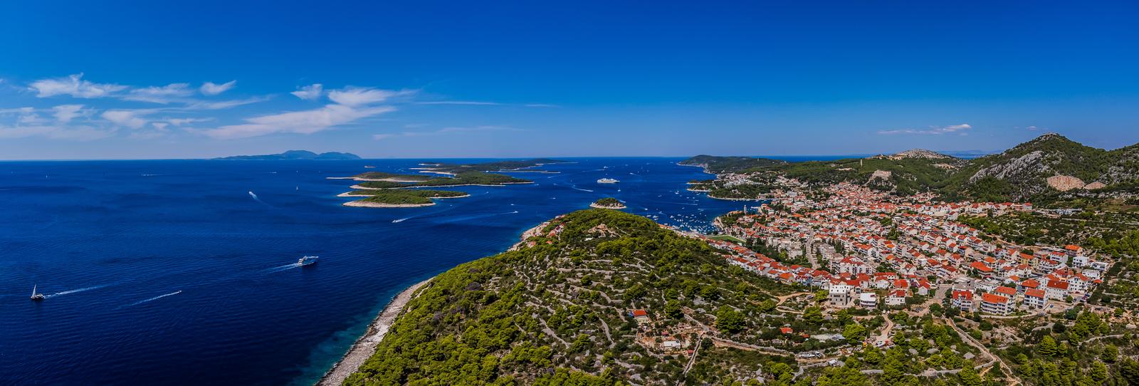 Spektakularan pogled iz zraka na uvalu i otočić Pokonji Dol kod Hvara