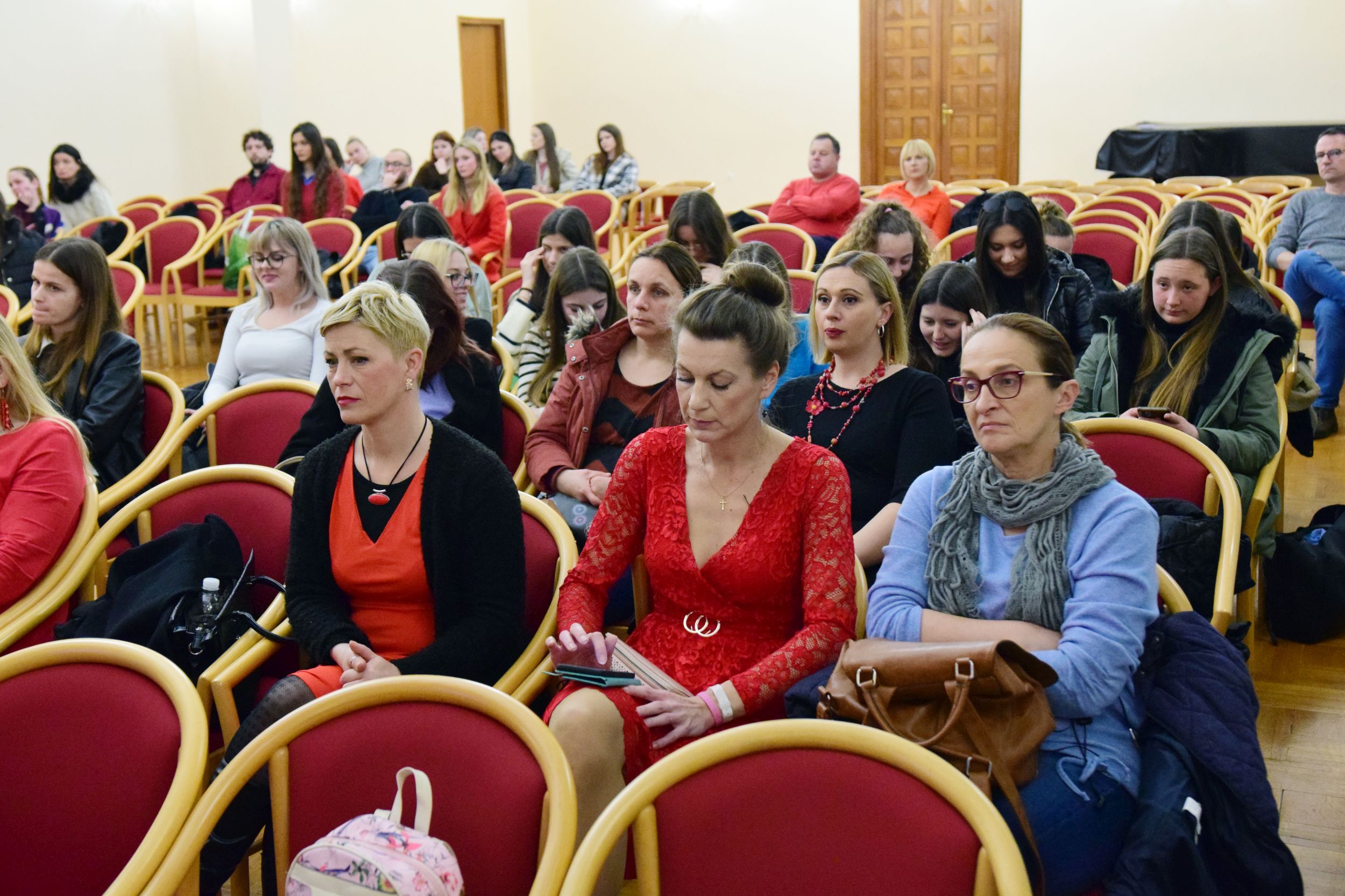 U Zadru obilježen Dan crvenih haljina