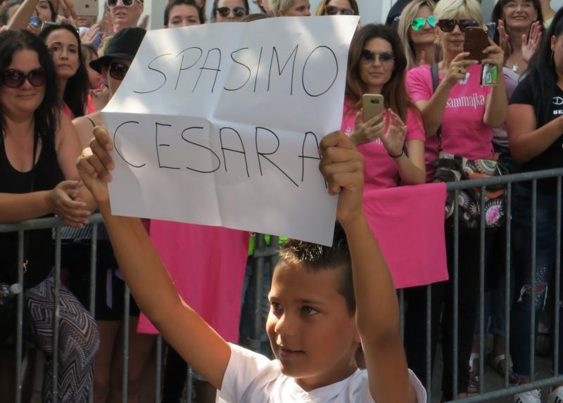 Građani prosvjedom pokušavaju spriječiti ovrhu nad sedmogodišnjim Cesareom Građani prosvjedom pokušavaju spriječiti ovrhu nad sedmogodišnjim Cesareom