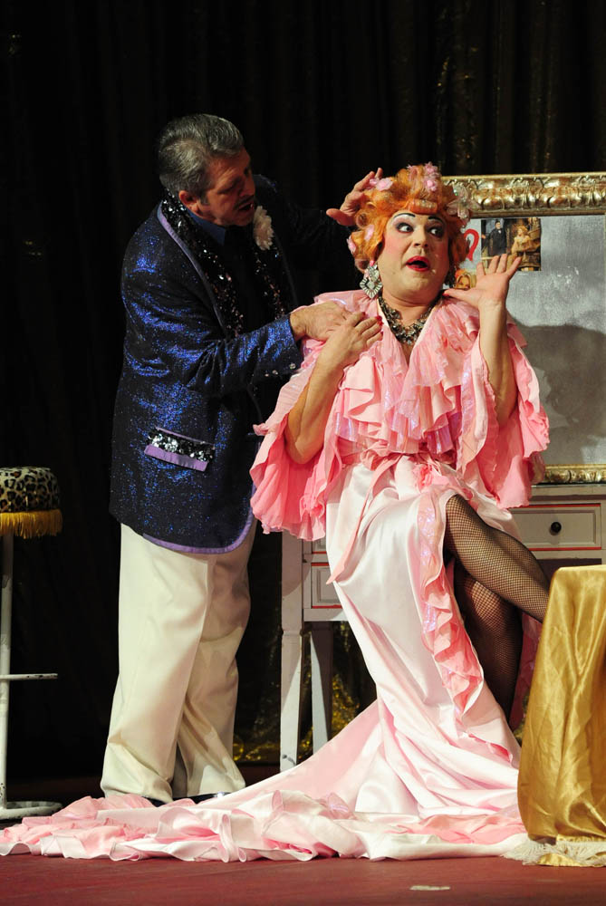 Zadar, 12.11.2012. snimio: Nenad Marčev
SATIRIČKO KAZALIŠTE KEREMPUH
Jean Poiret:
Krletka, komedija
redatelj: Krešimir Dolenčić
igraju: Ž. Königsknecht, H. Kečkeš, M. Mirković,
I. Đuričić, L. Petrušić, B. Perić, V. Čokljat,
M. Posavec Zadar, 12.11.2012. snimio: Nenad Marčev
SATIRIČKO KAZALIŠTE KEREMPUH
Jean Poiret:
Krletka, komedija
redatelj: Krešimir Dolenčić
igraju: Ž. Königsknecht, H. Kečkeš, M. Mirković,
I. Đuričić, L. Petrušić, B. Perić, V. Čokljat,
M. Posavec