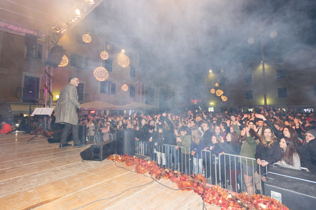 Doček 2017: Najluđa noć na zadarskom Poluotoku privukla više tisuća Zadrana i gostiju Doček 2017: Najluđa noć na zadarskom Poluotoku privukla više tisuća Zadrana i gostiju