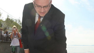 Zadar, 031010.
Predsjednik Hrvatske Ivo Josipovic posjetio je mjesto Lun na otoku Pagu.Obisao je sari maslinik i uljaru Lun Zeljimira Badurine.
Na fotografiji : predsjednik je u Lunu proba paski sir.
Foto : Vladimir Ivanov / CROPIX