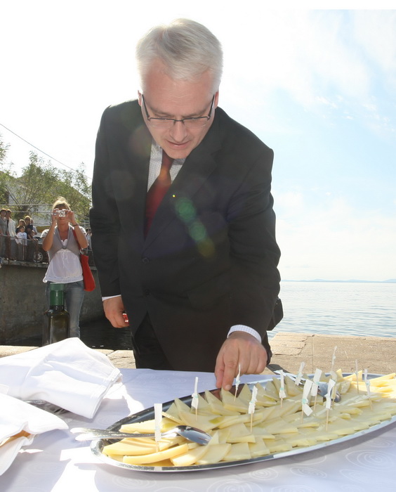 Zadar, 031010.
Predsjednik Hrvatske Ivo Josipovic posjetio je mjesto Lun na otoku Pagu.Obisao je sari maslinik i uljaru Lun Zeljimira Badurine.
Na fotografiji : predsjednik je u Lunu proba paski sir.
Foto : Vladimir Ivanov / CROPIX