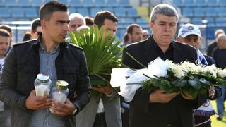 Na stadionu u Stanovima položeni vijenci i zapaljene svijeće za Hrvoja Ćustića Na stadionu u Stanovima položeni vijenci i zapaljene svijeće za Hrvoja Ćustića