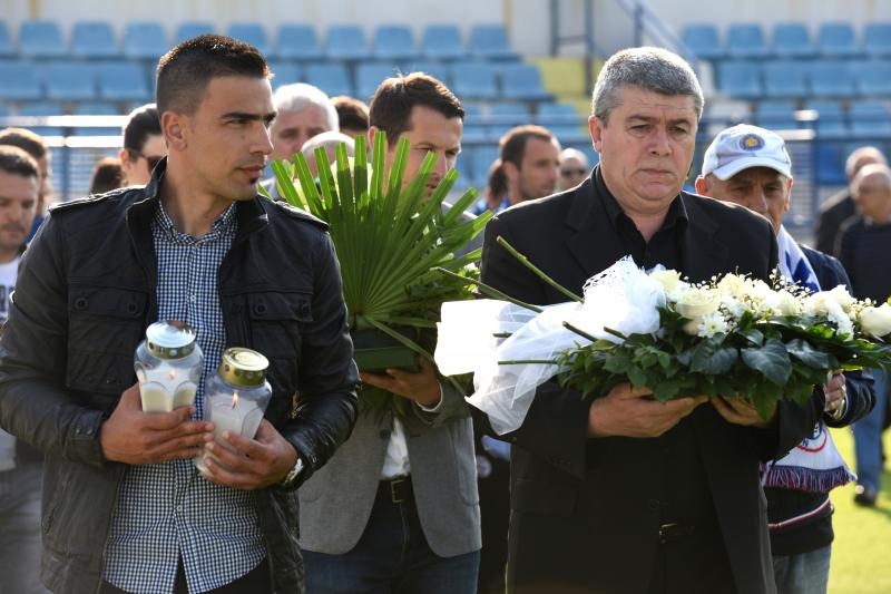 Na stadionu u Stanovima položeni vijenci i zapaljene svijeće za Hrvoja Ćustića Na stadionu u Stanovima položeni vijenci i zapaljene svijeće za Hrvoja Ćustića