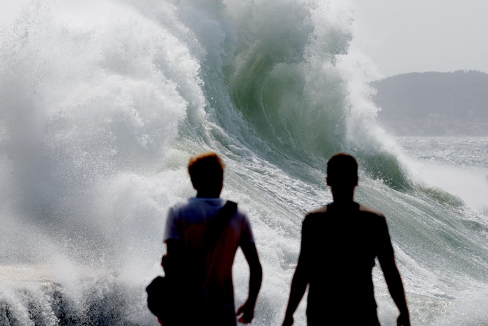 Zadar, 260812
Olujno nevrijeme sa jakim zapadnim vjetrom zahvatilo je u ranim popodnevnim satima zadarsko podrucje na radost brojnih turista i Zadrana koji su uzivali u prekrasnim prizorima, ali isto tako i na nesrecu mnogih nauticara kojima je ovakva olu