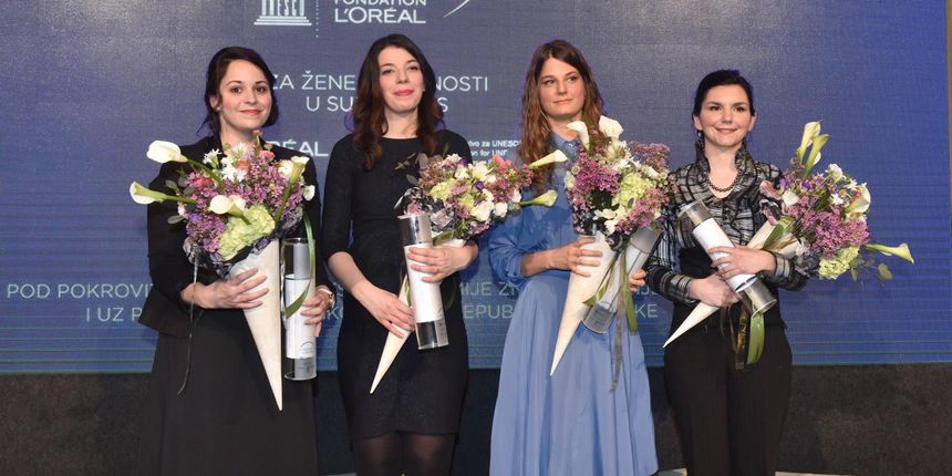 U Preporodnoj dvorani Narodnog doma Hrvatske akademije znanosti i umjetnosti odrzana je svecana dodjela stipendija Za zene u znanosti 2018. Martina Pozar, Maria Brbic, Antonela Blazekovic, Andrea Bistrovic.