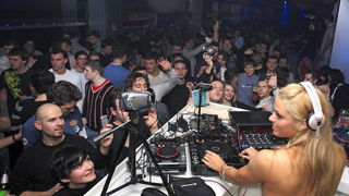 Rijeka, 050210.
U klubu Terminal, smjestenom na rijeckom lukobranu nastupila je DJ-ica Niki Belucci, koju prati laskava reputacija najseksipilnije, najatraktivnije i ujedno najtrazenije DJ-ice na svijetu. Madjarka Niki, bivsa je porno glumica, no pornogra
