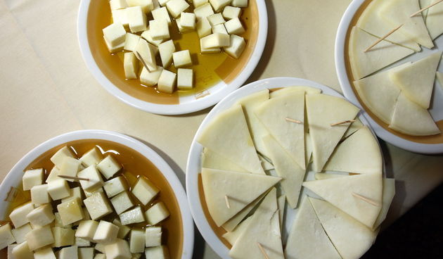 Zadar, 211010. 
Hotel Donat na Boriku.
12. savjetovanje uzgajivaca ovaca i koza u Republici Hrvatskoj, izlozba hrvatskih kozjih i ovcjih sireva u organizaciji HPA (Hrvatska poljoprivredna agencija). 
Na slici: sirevi.
Foto: Jure Miskovic / CROPIX