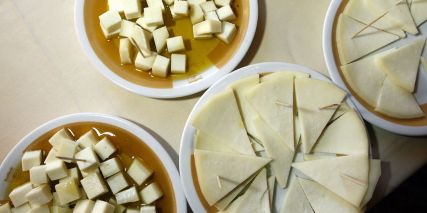 Zadar, 211010.
Hotel Donat na Boriku.
12. savjetovanje uzgajivaca ovaca i koza u Republici Hrvatskoj, izlozba hrvatskih kozjih i ovcjih sireva u organizaciji HPA (Hrvatska poljoprivredna agencija).
Na slici: sirevi.
Foto: Jure Miskovic / CROPIX Zadar, 211010.
Hotel Donat na Boriku.
12. savjetovanje uzgajivaca ovaca i koza u Republici Hrvatskoj, izlozba hrvatskih kozjih i ovcjih sireva u organizaciji HPA (Hrvatska poljoprivredna agencija).
Na slici: sirevi.
Foto: Jure Miskovic / CROPIX