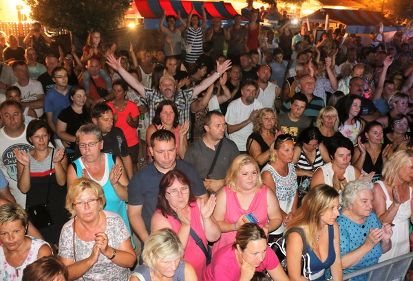 Virsko ljeto 2016: Tomislav Bralić i klapa Intrade oduševili 12 tisuća obožavatelja na virskoj rivi Virsko ljeto 2016: Tomislav Bralić i klapa Intrade oduševili 12 tisuća obožavatelja na virskoj rivi