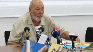 Zadar, 230610.
Na arheoloskom nalazistu u pecini Vlakno na Dugom otoku izmedju ostalih nakitnih predmeta pronadjen je i predmet ukrasen nizom kratkih paralelnih i dva vodoravna ureza za koje se sumnja da su umjetno izradjeni. Star oko 15 000 godina moze Zadar, 230610.
Na arheoloskom nalazistu u pecini Vlakno na Dugom otoku izmedju ostalih nakitnih predmeta pronadjen je i predmet ukrasen nizom kratkih paralelnih i dva vodoravna ureza za koje se sumnja da su umjetno izradjeni. Star oko 15 000 godina moze