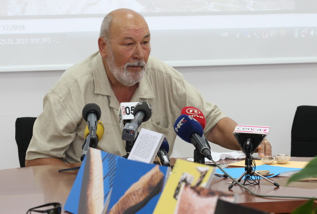 Zadar, 230610.
Na arheoloskom nalazistu u pecini Vlakno na Dugom otoku izmedju ostalih nakitnih predmeta pronadjen je i predmet ukrasen nizom kratkih paralelnih i dva vodoravna ureza za koje se sumnja da su umjetno izradjeni. Star oko 15 000 godina moze Zadar, 230610.
Na arheoloskom nalazistu u pecini Vlakno na Dugom otoku izmedju ostalih nakitnih predmeta pronadjen je i predmet ukrasen nizom kratkih paralelnih i dva vodoravna ureza za koje se sumnja da su umjetno izradjeni. Star oko 15 000 godina moze