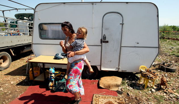 Skabrnja, 020512.
Mjestani Skabrnje nezadovoljni naseljavanjem romskih obitelji u njihovom selu, podigli su zicanu ogradu oko parcele koju su Romi navodno kupili i za koju imaju uredne papire. 
Foto: Jure Miskovic / CROPIX