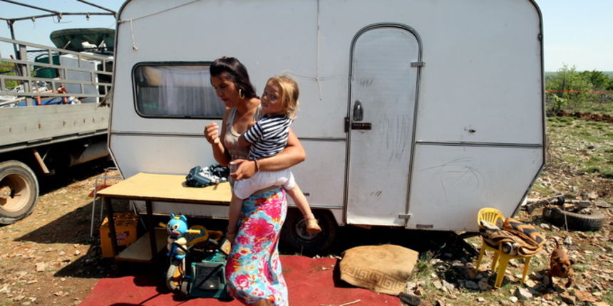 Skabrnja, 020512.
Mjestani Skabrnje nezadovoljni naseljavanjem romskih obitelji u njihovom selu, podigli su zicanu ogradu oko parcele koju su Romi navodno kupili i za koju imaju uredne papire. 
Foto: Jure Miskovic / CROPIX