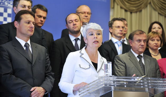 Zagreb, 110611.
Vlada RH.
Press konferencija premijerke Jadranke Kosor na kojoj je predstavljen pregovaracki tim za ulazak u EU, povodom definiranja sluzbenog datuma ulaska RH u EU.
Na slici: premijerka Kosor i pregovaracki tim.
Foto: Boris Kovacev / CROP