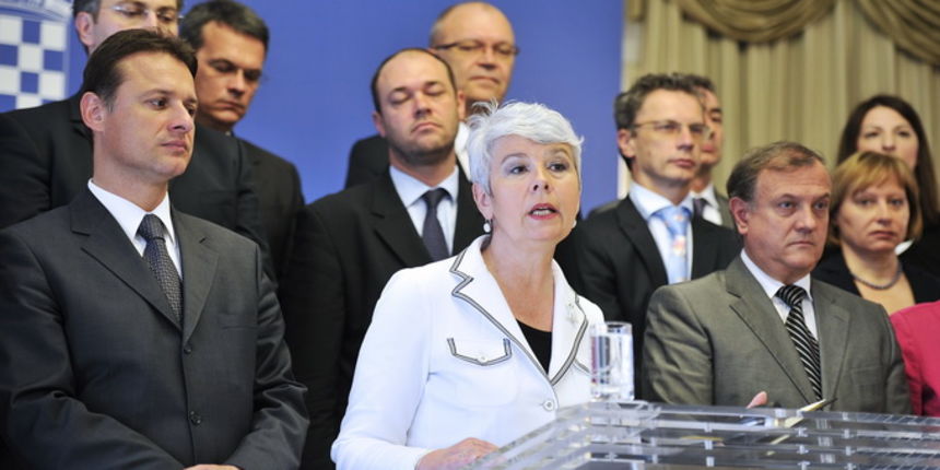 Zagreb, 110611.
Vlada RH.
Press konferencija premijerke Jadranke Kosor na kojoj je predstavljen pregovaracki tim za ulazak u EU, povodom definiranja sluzbenog datuma ulaska RH u EU.
Na slici: premijerka Kosor i pregovaracki tim.
Foto: Boris Kovacev / CROP Zagreb, 110611.
Vlada RH.
Press konferencija premijerke Jadranke Kosor na kojoj je predstavljen pregovaracki tim za ulazak u EU, povodom definiranja sluzbenog datuma ulaska RH u EU.
Na slici: premijerka Kosor i pregovaracki tim.
Foto: Boris Kovacev / CROP