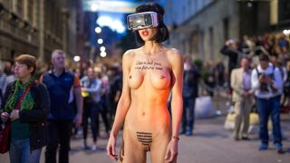 Performerica Milo Moire gola predvodila okupljenu publiku do nove zgrade