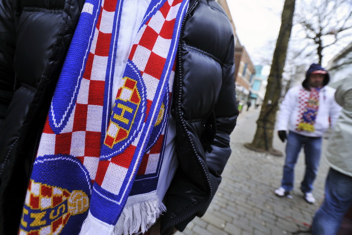 Swansea (Wales), 260313.
Swansea uoci kvalifikacijske utakmice za Svjetsko prvenstvo u Brazilu, 2014. godine, izmedju reprezentacija Walesa i Hrvatske.
Hrvatski navijaci u centru grada, prije vecerasnje nogometne utakmice .
Foto: Boris Kovacev / CROPIX