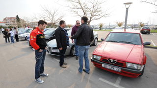 Zadar, 250312.
Vlasnici i ljubitelji automobilske marke Alfa Romeo okupili su se jutros na parkiralistu jedrilicarskog kluba Uskok kako bi pokazali svoje limene ljubimce i razgledali tudje.
Na slici: detalj sa dogadjanja.
Foto: Luka Gerlanc / CROPIX Zadar, 250312.
Vlasnici i ljubitelji automobilske marke Alfa Romeo okupili su se jutros na parkiralistu jedrilicarskog kluba Uskok kako bi pokazali svoje limene ljubimce i razgledali tudje.
Na slici: detalj sa dogadjanja.
Foto: Luka Gerlanc / CROPIX
