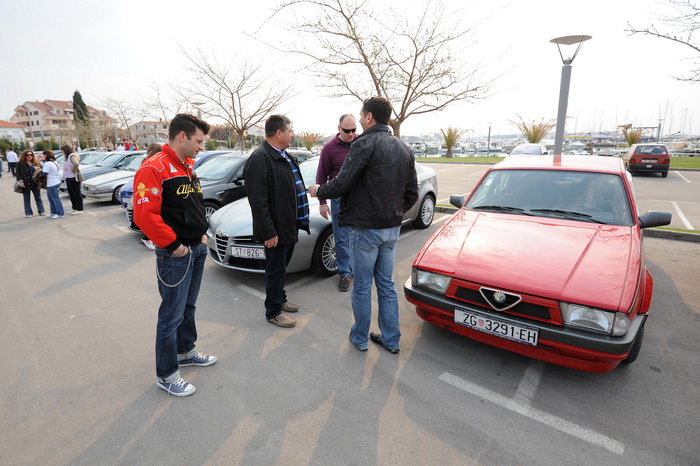 Zadar, 250312.
Vlasnici i ljubitelji automobilske marke Alfa Romeo okupili su se jutros na parkiralistu jedrilicarskog kluba Uskok kako bi pokazali svoje limene ljubimce i razgledali tudje.
Na slici: detalj sa dogadjanja.
Foto: Luka Gerlanc / CROPIX Zadar, 250312.
Vlasnici i ljubitelji automobilske marke Alfa Romeo okupili su se jutros na parkiralistu jedrilicarskog kluba Uskok kako bi pokazali svoje limene ljubimce i razgledali tudje.
Na slici: detalj sa dogadjanja.
Foto: Luka Gerlanc / CROPIX