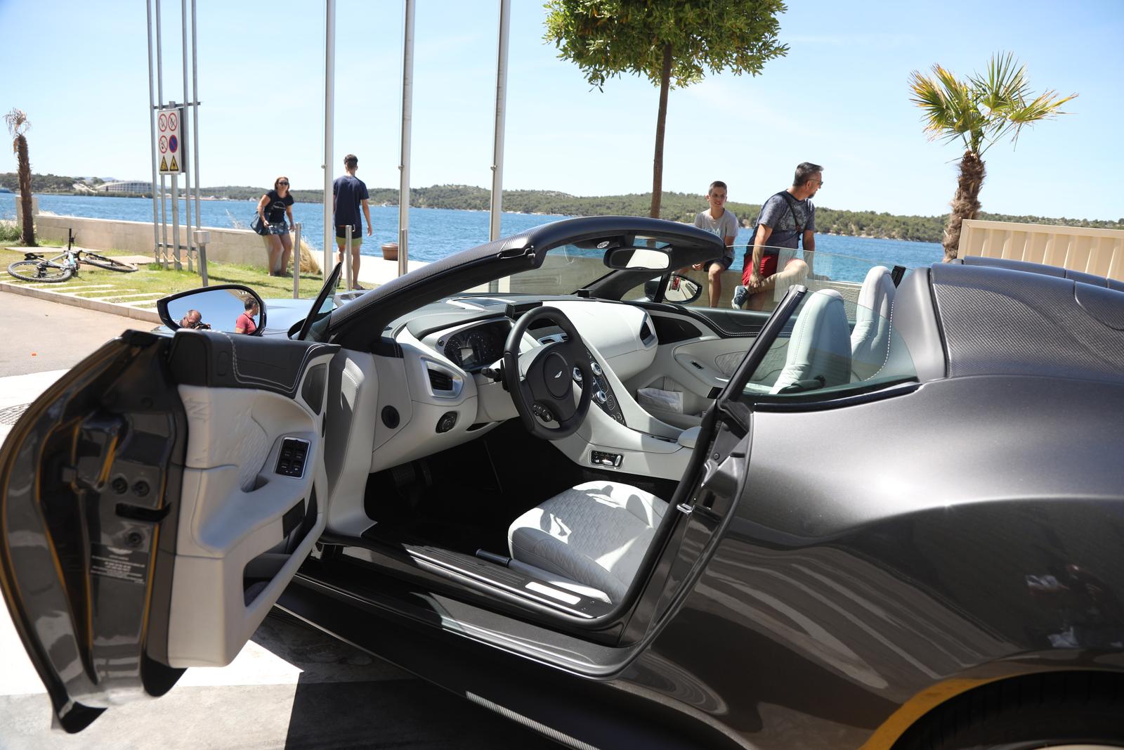 Šibenik: Sportski automobili u sklopu projekta “Pink Wing” zaposjeli gradsku rivu