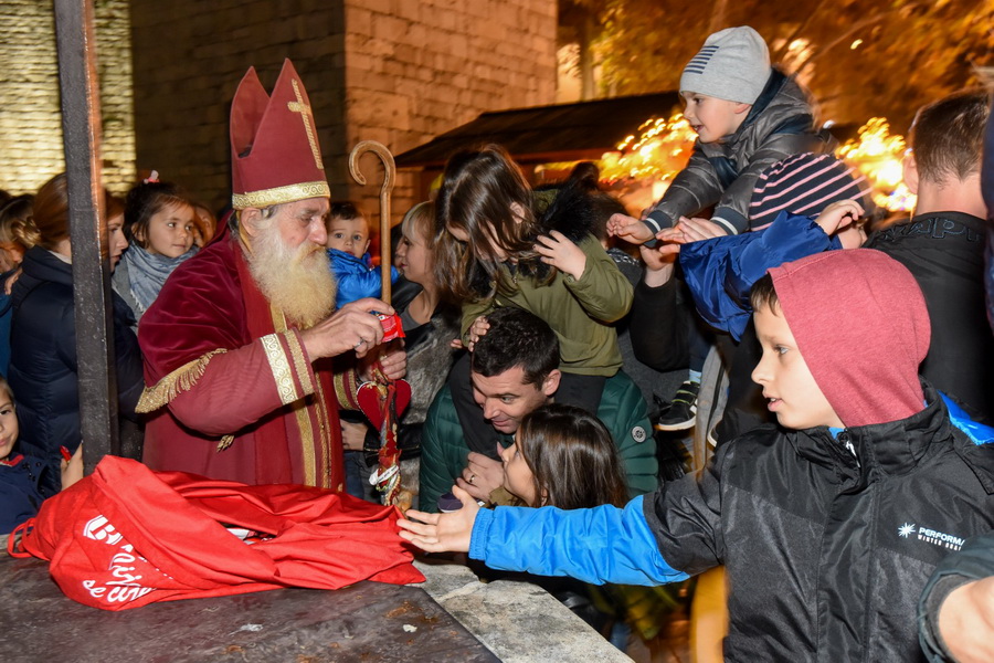Advent u Zadru: Sveti Nikola razveselio najmlađe Zadrane Advent u Zadru: Sveti Nikola razveselio najmlađe Zadrane