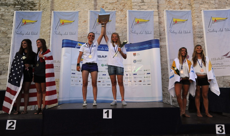 Zadar, 160711.
ISAF svjetsko juniorsko prvenstvo
Zadar 2011, 07.-15. srpanj 2011.
Zatvaranje jedrlicarskog prvenstva i podjela medalja i pehara najboljim momcadima.
Na slici: pobjednice u klasi 420 za zene:
1st AUT Lara Vadlau-Tanja Frank,
2nd USA M Zadar, 160711.
ISAF svjetsko juniorsko prvenstvo
Zadar 2011, 07.-15. srpanj 2011.
Zatvaranje jedrlicarskog prvenstva i podjela medalja i pehara najboljim momcadima.
Na slici: pobjednice u klasi 420 za zene:
1st AUT Lara Vadlau-Tanja Frank,
2nd USA M
