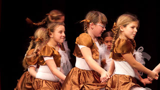 Plesna čestitka Zadarskog plesnog ansambla, Foto: Leo Banić Plesna čestitka Zadarskog plesnog ansambla, Foto: Leo Banić