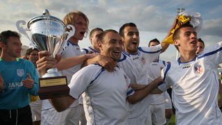 Zadar, 190510.
Nogometni stadion na Stanovima. Nogometna utakmica finala kupa Zadarske zupanije izmedju Zadra i Velebita iz Benkovca. Benkovcani su slavili nakon jedanajsteraca.
Na fotografiji: Davor Klapan s peharom.
Foto: Vladimir Ivanov / CROPIX Zadar, 190510.
Nogometni stadion na Stanovima. Nogometna utakmica finala kupa Zadarske zupanije izmedju Zadra i Velebita iz Benkovca. Benkovcani su slavili nakon jedanajsteraca.
Na fotografiji: Davor Klapan s peharom.
Foto: Vladimir Ivanov / CROPIX