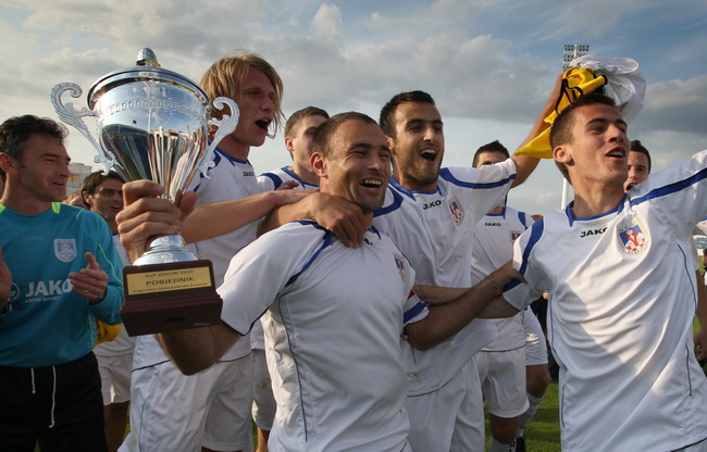 Zadar, 190510.
Nogometni stadion na Stanovima. Nogometna utakmica finala kupa Zadarske zupanije izmedju Zadra i Velebita iz Benkovca. Benkovcani su slavili nakon jedanajsteraca.
Na fotografiji: Davor Klapan s peharom.
Foto: Vladimir Ivanov / CROPIX Zadar, 190510.
Nogometni stadion na Stanovima. Nogometna utakmica finala kupa Zadarske zupanije izmedju Zadra i Velebita iz Benkovca. Benkovcani su slavili nakon jedanajsteraca.
Na fotografiji: Davor Klapan s peharom.
Foto: Vladimir Ivanov / CROPIX