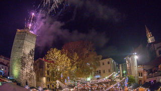 Deset tisuća posjetitelja uživalo u otvorenju Adventa u Zadru- koncertu Ivana Zaka i vatrometu