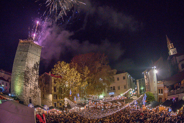 Deset tisuća posjetitelja uživalo u otvorenju Adventa u Zadru- koncertu Ivana Zaka i vatrometu
