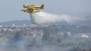 Kanaderi i air tractori gasili požar u blizini dikljanskih kuća i vikendica Kanaderi i air tractori gasili požar u blizini dikljanskih kuća i vikendica