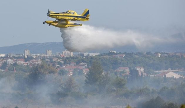 Kanaderi i air tractori gasili požar u blizini dikljanskih kuća i vikendica Kanaderi i air tractori gasili požar u blizini dikljanskih kuća i vikendica