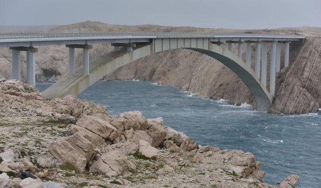 Razanac – Na zadarskom podrucju puse orkanska bura. U prekidu je promet preko Paskog mosta kao i dionica autoceste A1 od sv.Roka do Posedarja