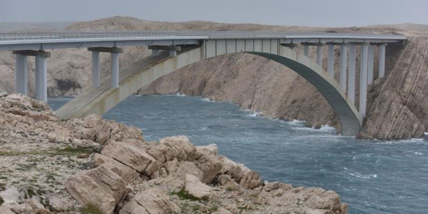 Razanac – Na zadarskom podrucju puse orkanska bura. U prekidu je promet preko Paskog mosta kao i dionica autoceste A1 od sv.Roka do Posedarja