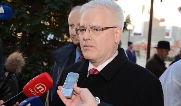 Predsjednik RH Ivo Josipovic posjetio je tvornicu kaljevih peci Zagorka nakon cega se druzio s mjestanima. Photo: Matija Topolovec/PIXSELL