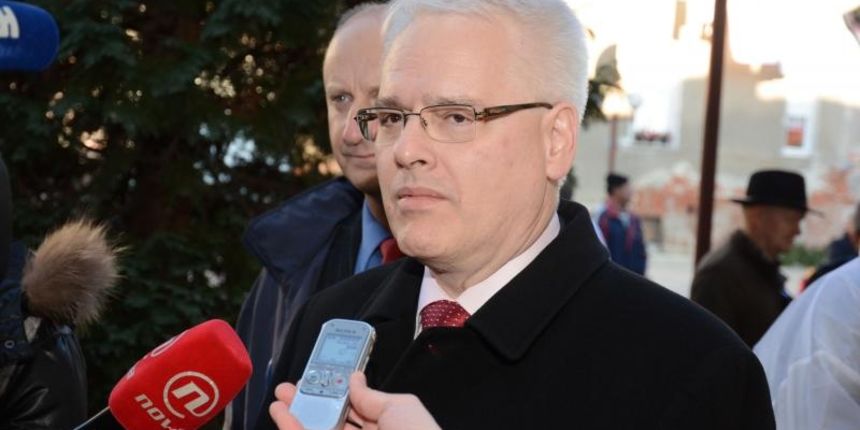 Predsjednik RH Ivo Josipovic posjetio je tvornicu kaljevih peci Zagorka nakon cega se druzio s mjestanima. Photo: Matija Topolovec/PIXSELL Predsjednik RH Ivo Josipovic posjetio je tvornicu kaljevih peci Zagorka nakon cega se druzio s mjestanima. Photo: Matija Topolovec/PIXSELL