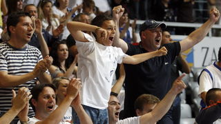 Zadar, 010610.
Dvorana Kresimir Cosic u Zadru. Druga finalna utakmica kosarkaskog prvenstva Hrvatske odigrana izmedju KK Zadar i KK Cibona.
Na slici: Slavlje navijaca Zadra.
Foto: Jure Miskovic / CROPIX Zadar, 010610.
Dvorana Kresimir Cosic u Zadru. Druga finalna utakmica kosarkaskog prvenstva Hrvatske odigrana izmedju KK Zadar i KK Cibona.
Na slici: Slavlje navijaca Zadra.
Foto: Jure Miskovic / CROPIX