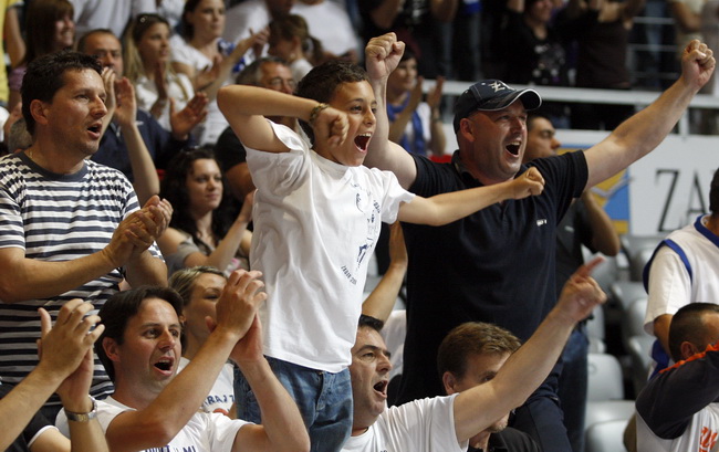 Zadar, 010610.
Dvorana Kresimir Cosic u Zadru. Druga finalna utakmica kosarkaskog prvenstva Hrvatske odigrana izmedju KK Zadar i KK Cibona.
Na slici: Slavlje navijaca Zadra.
Foto: Jure Miskovic / CROPIX Zadar, 010610.
Dvorana Kresimir Cosic u Zadru. Druga finalna utakmica kosarkaskog prvenstva Hrvatske odigrana izmedju KK Zadar i KK Cibona.
Na slici: Slavlje navijaca Zadra.
Foto: Jure Miskovic / CROPIX