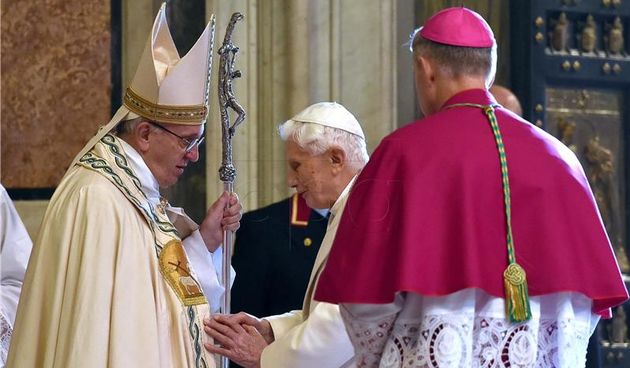 Papa Franjo i Benedikt XVI na proslavi 65 godina svećenstva. Foto: Hina