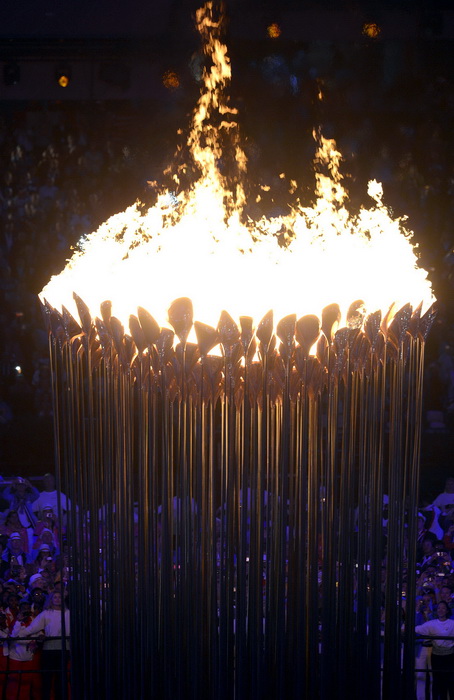 London, 270712.
Olimpijski stadion.
Svecano otvaranje Olimpijskih Igra u Londonu.
Na fotografiji: upaljen plame koji ce gorjeti cijele igre.
Foto: Drago Sopta / CROPIX