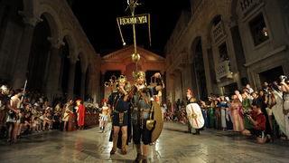 Split, 200812.
Tradicionalni “Dani Dioklecijana” koji se u Splitu uprilicuju zadnjih godina dozivljavaju svoju ekspanziju svake godine pa se tako i na vecerasnjoj manifestaciji zatvaranja natiskao prepun Peristil gdje se car Dioklecijan oprostio od svojih Split, 200812.
Tradicionalni “Dani Dioklecijana” koji se u Splitu uprilicuju zadnjih godina dozivljavaju svoju ekspanziju svake godine pa se tako i na vecerasnjoj manifestaciji zatvaranja natiskao prepun Peristil gdje se car Dioklecijan oprostio od svojih